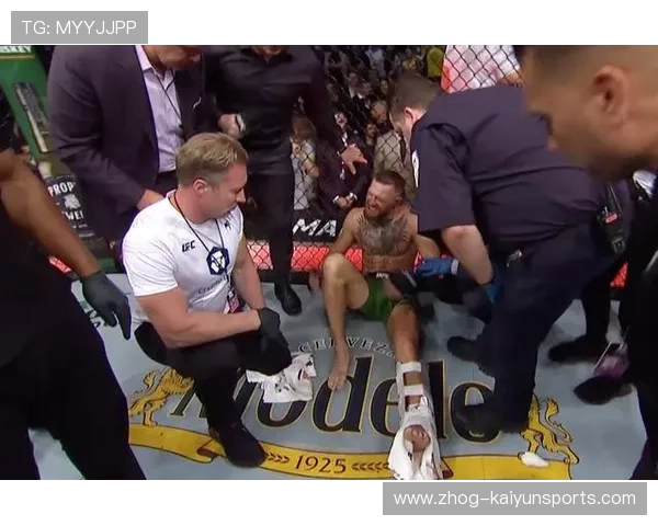 UFC选手被KO倒地后拒绝担架,怒吼坚持走出赛场 UFC选手被KO倒地后拒绝担架,怒吼坚持走出赛场